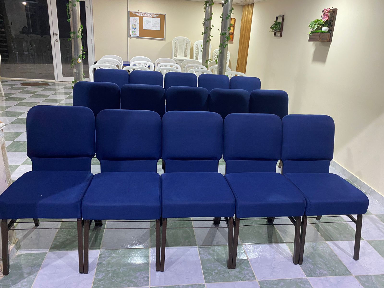 Ayuntamiento de SPM dona sillas a iglesias en diferentes sectores