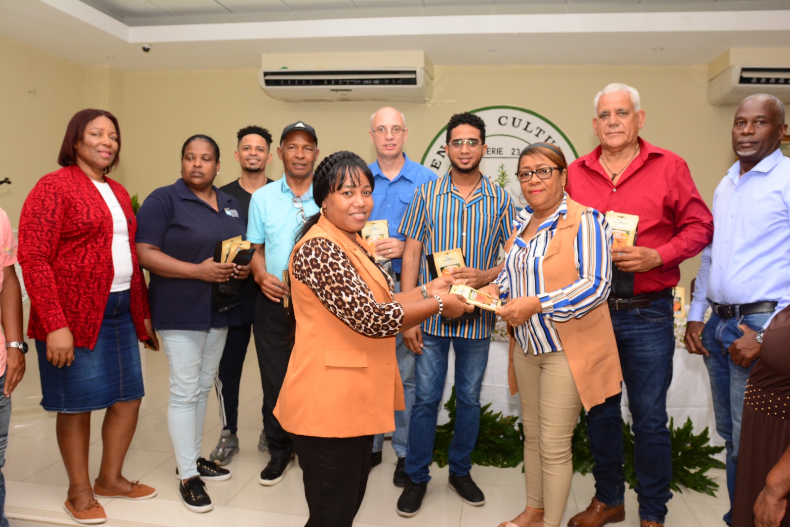 Ayuntamiento de SPM entrega semillas de plantas ornamentales a Juntas de Vecinos; forman parte del programa «San Pedro Siembra 2024»