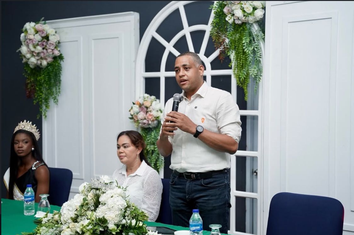 Alcalde Rafa Ortiz encabeza rueda de prensa sobre las Fiestas Patronales San Pedro 2025