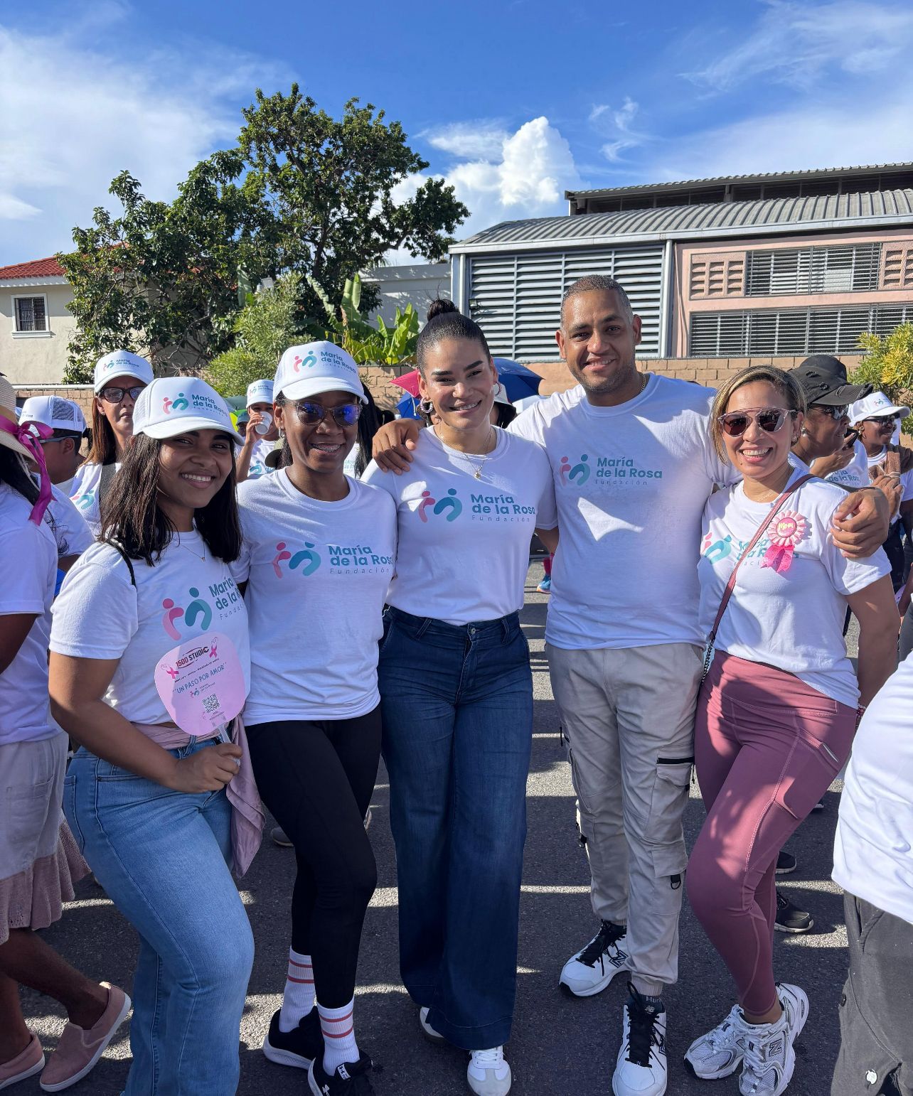 Alcalde Raymundo Ortiz participa en caminata rosa “Un paso por amor”