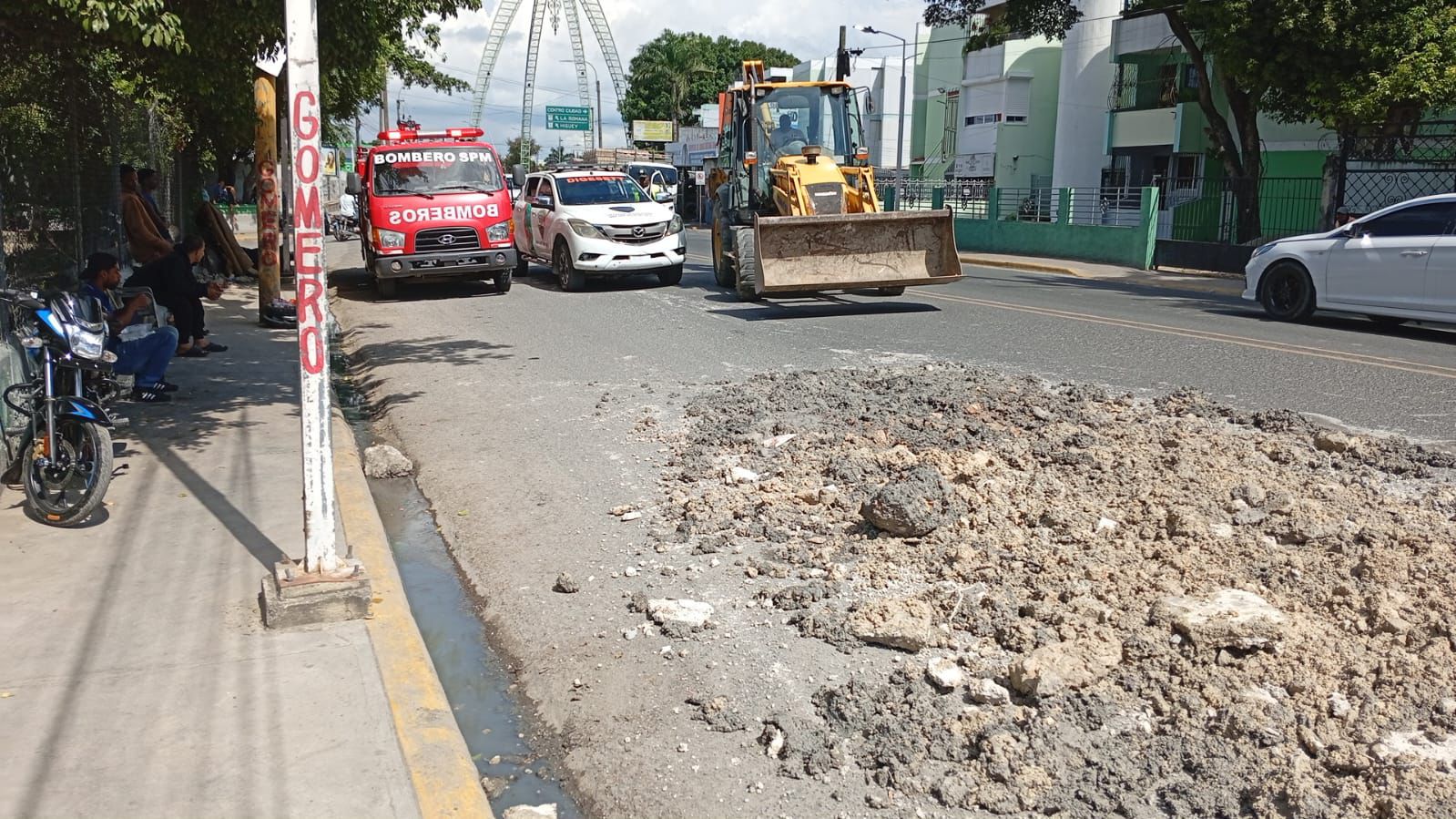 ALCALDIA DE SPM ACTÚA DE INMEDIATO ANTE VERTIDO DE DESECHOS EN LA CABEZA DEL PUENTE HIGUAMO