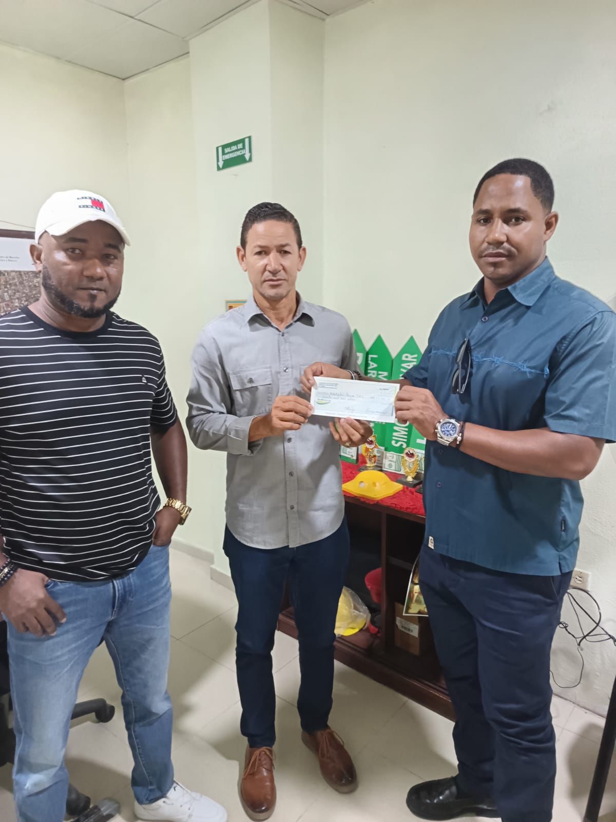 Transportistas de San Pedro de Macorís entregan aporte económico a la Alcaldía para señalización vial