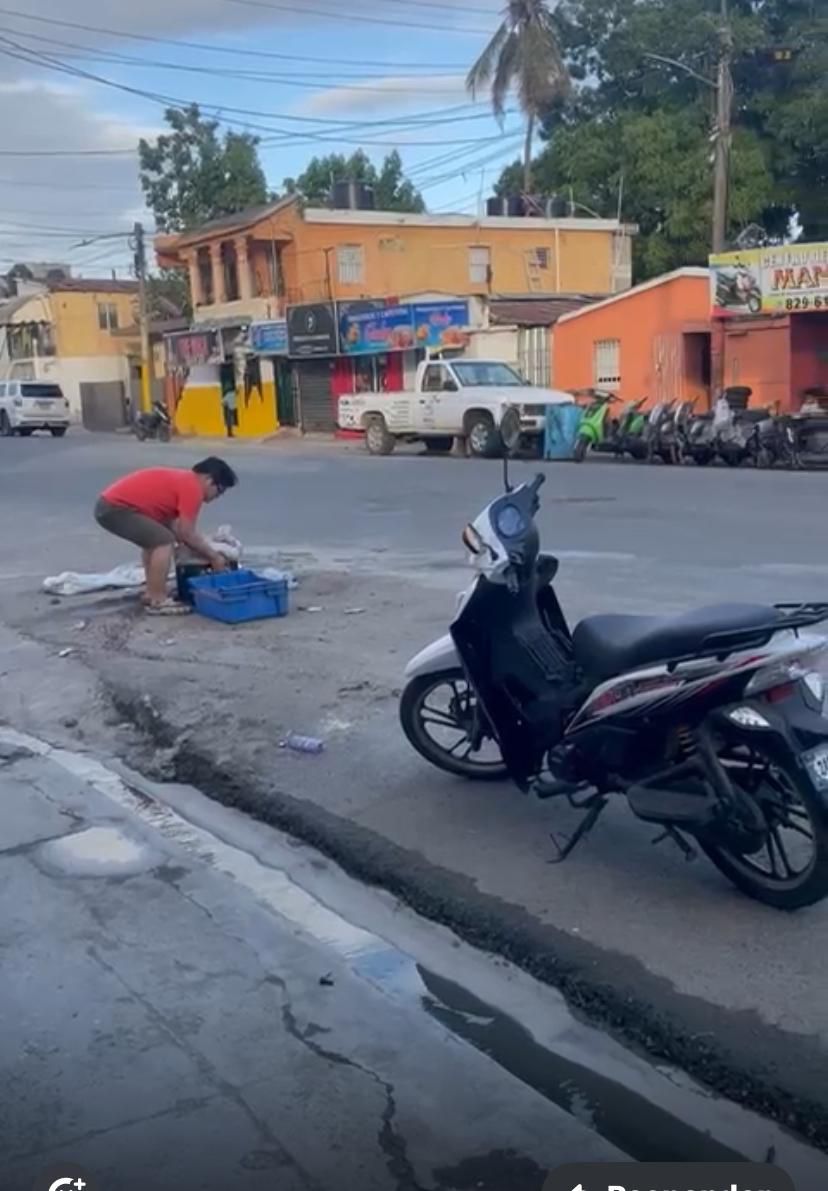 🚨 Sorprenden a comerciante chino lanzando desechos de un séptico en la vía pública