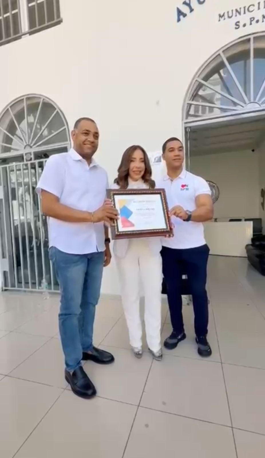 Alcalde Raymundo Ortiz recibe y reconoce como Visitante Distinguida a la periodista Gelena Solano en SPM