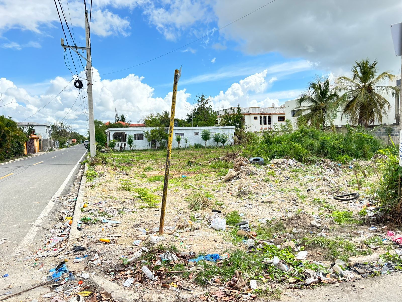 ALCALDÍA DE SPM CONTINÚA OPERATIVO DE LIMPIEZA DE SOLARES BALDÍOS EN VILLA ESPAÑA