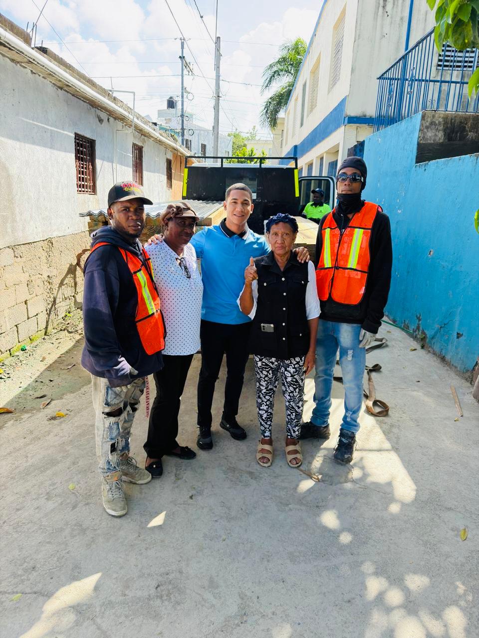 Bryan Mallia encabeza reparación de varias viviendas en el sector Las Flores de SPM 🏠🔨